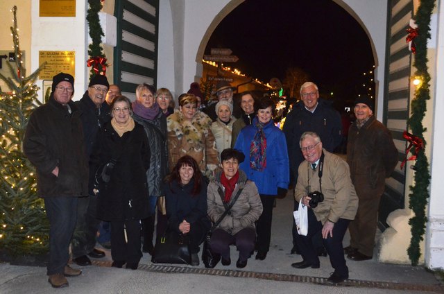 1. Reihe vlnr vorne: Peter und Elisabeth Berger, Martina Schmit (SeneCura Purkersdorf-Direktorin), Regina Hermann (SeneCura Purkersdorf-Pflegedienstleiterin), Hubert Friedmann
2. Reiche vlnr: Andreas Gullner, Elfi Pilz-Mathis, Brigitta Türkl, Traude Hesse, Hans Kirnberger
3. Reihe vlnr: Leopold und Elfriede Panholzer, Hilde Zsamböck, Peter Türkel, Elfriede „Luki“ Lukas, Doris Sambeth und Burkhard Hesse