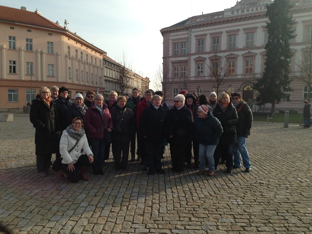 Die Bäuerinnen aus dem Bezirk Mistelbach in Znaim vor dem Gymnasium (rechts), an dem Peter Alexander maturierte.
