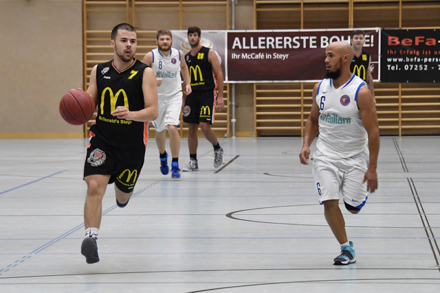 Steyr gegen Enns, Maki Kovacevic am Weg | Foto: Peter Kainrath