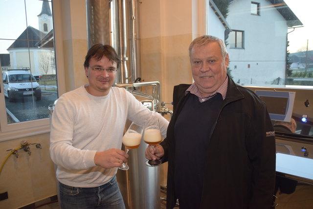 Als Vorkoster opfert sich Heugrabens Bürgermeister Josef Bauer.