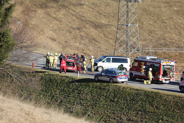 Die Umfahrung Reutte musste im Unfallbereich für den Verkehr gesperrt werden. | Foto: ZOOM Tirol