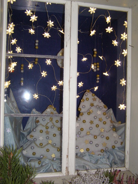 Adventfenster mit viel Sternen, Erde, Himmel, Bäume und alles leuchtet und funkelt in Erwartung der hl. Nacht!