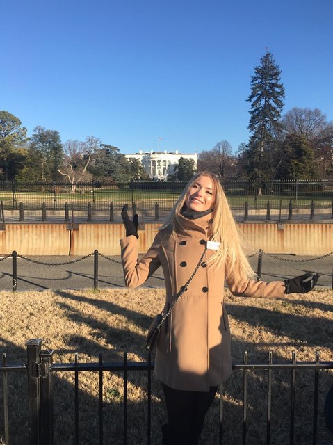 Dragana Stankovic beim Sightseeing vor dem Weißen Haus. | Foto: Miss Austria Corporation