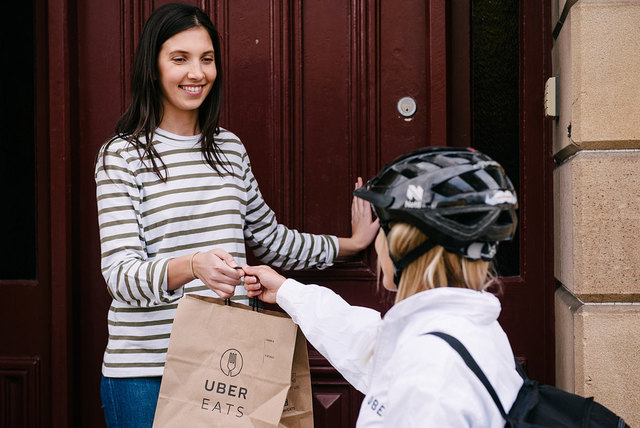 Vor allem Fahrrad-Kuriere sind für den neuen Essensliefer-Service UberEATS im Einsatz. | Foto: Uber Austria