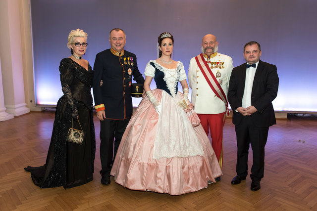 Erster Hofball im Kursalon Mödling. Neben den „echten“ Habsburgern waren auch die Darstellerin von Kaiserin Sisi, Kaiser Franz Joseph und viele originalgetreue Uniformen zu bewundern. | Foto: Steppan