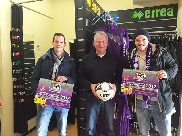 Mit dem druckfrischen Kalender: "Wir-Austrianer" Markus Weitzer (l.) und Dietmar Halner (r.) mit Willi Schellander von Errea | Foto: KK