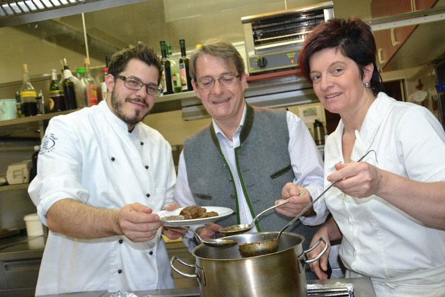 Der Eisenstraße-Wirtesprecher Markus Stadler aus Reinsberg mit Martin und Brigitte Teufl aus Purgstall. | Foto: Stefan Hackl