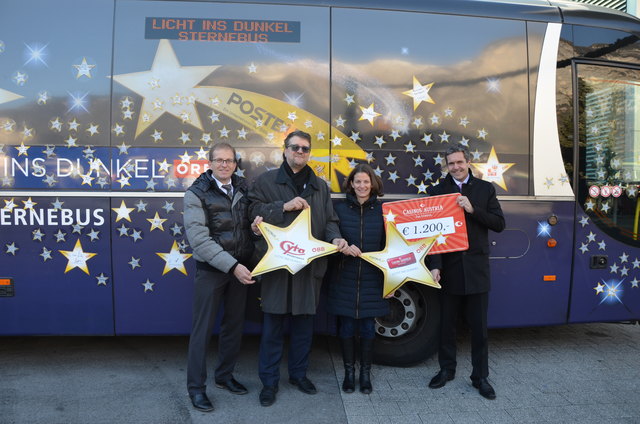 Christian Papes (ÖBB Postbus) mit CYTA-GFer Erich Pechlaner,  Karoline Obitzhofer ("Rettet das Kind") und Robert Frießer (Casino Seefeld) bei der Scheckübergabe | Foto: CYTA