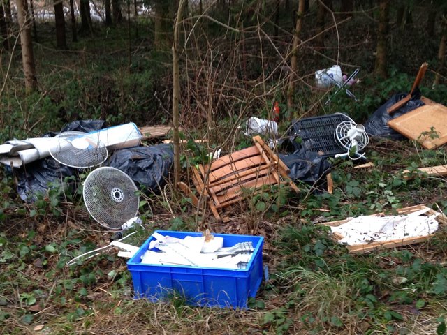 Ohne Worte: Stühle, Tisch, Plastik und Ventilatoren im Wald entsorgt