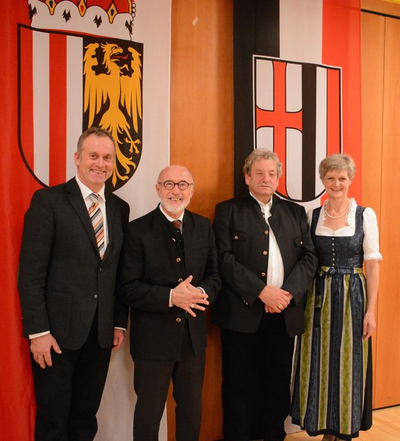 Verleihung des Ehrenrings: Vbgm. Franz Achathaller, Leopold Achathaller, Karl Puchbauer, Bgm. Katharina Seebacher (von links)
