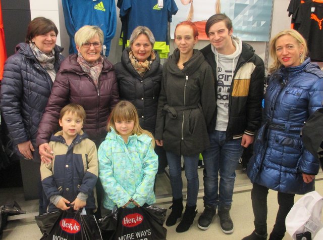 Mehrere damen vom Kiwansiclub Styria West halfen einer Familie nach einem Brand rasch und damit doppelt. | Foto: Cescutti