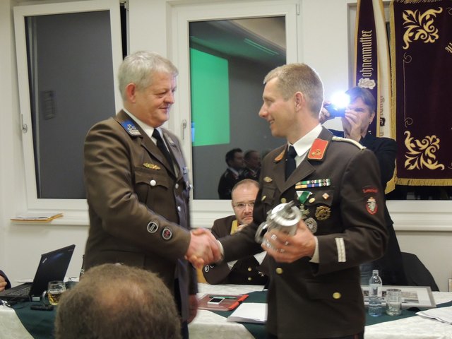 Franz Maierl (links) gratulierte Michael Griesebner zu seiner Wiederwahl als Kommandant der FF Lengdorf. | Foto: KK