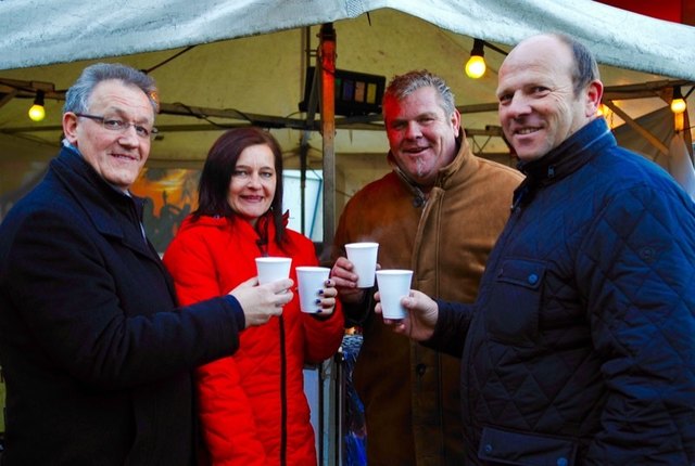 Bgm. Erich Ruetz, Susi Buratti (CYTA), Café-HIFI-Chef Paul Holzmann und Erich Schwarzenberger beim Glühwein.
