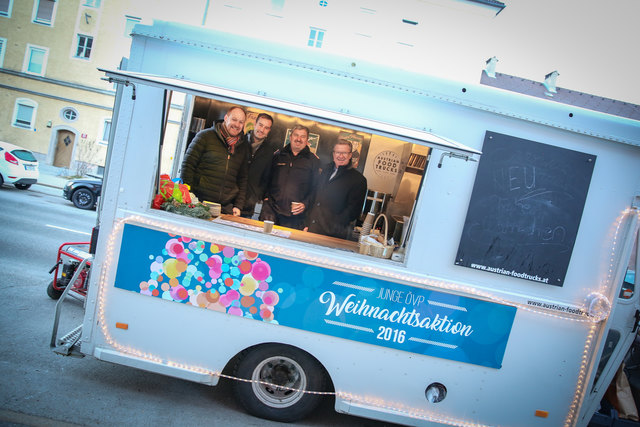 Danke für den Einsatz für die Sicherheit sagen v.l. JVP-Landesobmann Dominik Schrott, JVP-Generalsekretär Stefan Schnöll und VP-Sicherheitssprecher GR Franz Hitzl (r.).