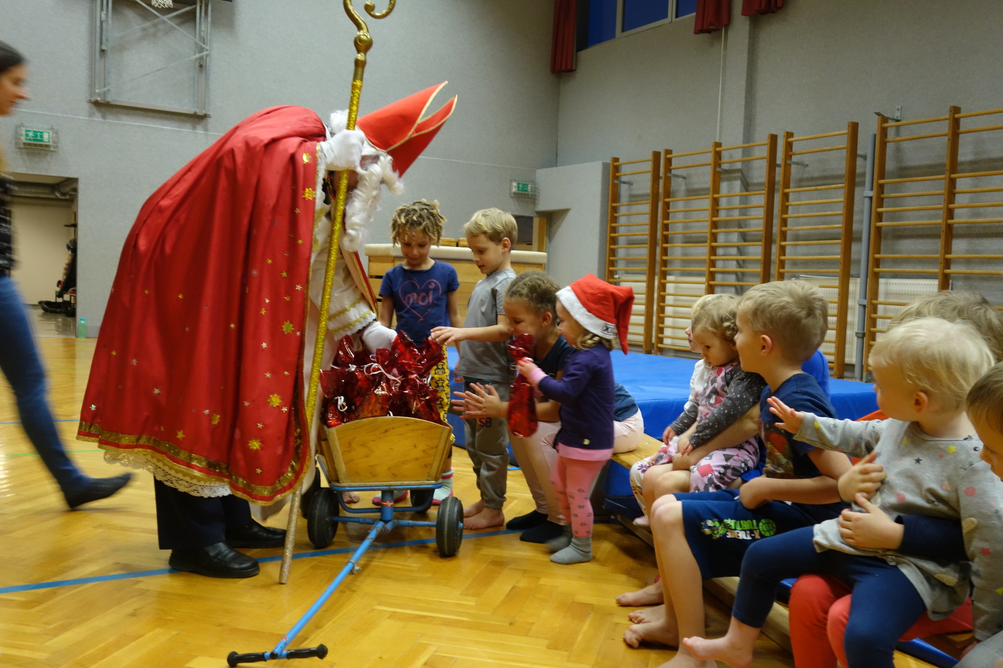 Nikolaus Besuchte Die J ngsten ATSV Kinder Im Turnsaal Enns