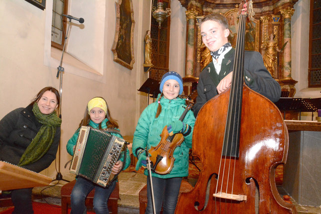 Familienmusik: Mutter Michaela Schneeberger mit ihren Kindern Christina, Johanna und David (v.l.).