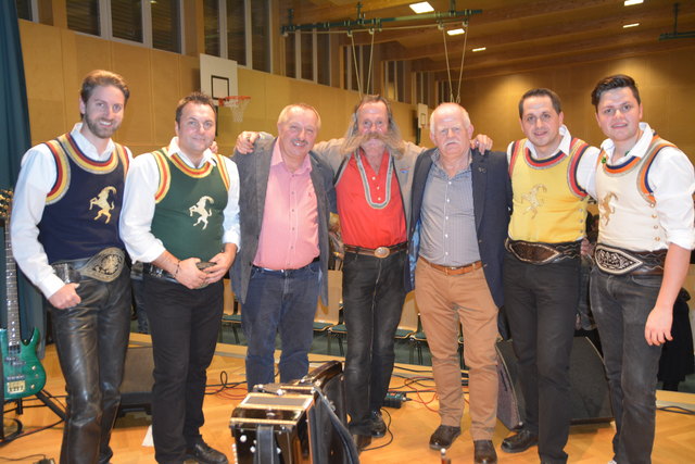 Die Mayrhofner gastierten mit ihrem Weihnachtskonzert in Riedlingsdorf und begeisterten auch Bgm. Wilfried Bruckner und Kulturvereinsobmann Vizebgm. Gerald Radasits.