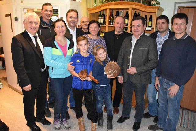 Vizepräsident Adalbert Resetar (li.), Gerhard Szabo, Julya Szabo, NR Niki Berlakovich, Franz Raba, Juliana Szabo und Enkelkinder Daniel und Polina, Bürgermeister Johann Horvath, KR Reinhard Jany, KR Anton Schneider und KR Martin Koch | Foto: Bauernbund