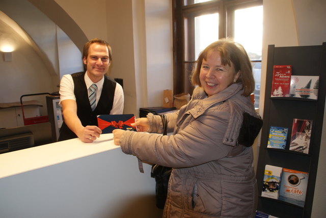 Shoppen im Rathaus: Dani Adrigan kauft sich Theaterkarten bei Christian Kreska vom Info-Point.