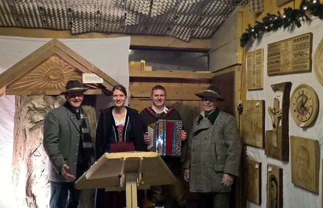GR Andreas Hochmuth, die Geschwister der "Haberg-Musi" und Franz Kramel.