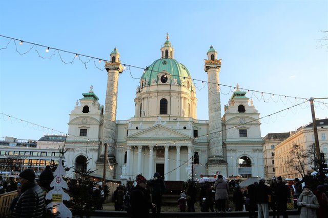 Karlskirche, Adventmarkt, Karlsplatz, Wien