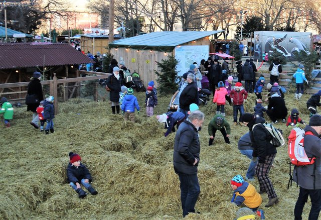 Adventmarkt am Karlsplatz in Wien, Strohspielplatz, Resselpark