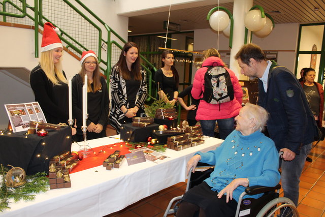 Auch heuer waren beim Weihnachtsmarkt  der BFW+AL die BesucherInnen aus dem Seniorenheim Wörgl herzlich willkommen. | Foto: Spielbichler