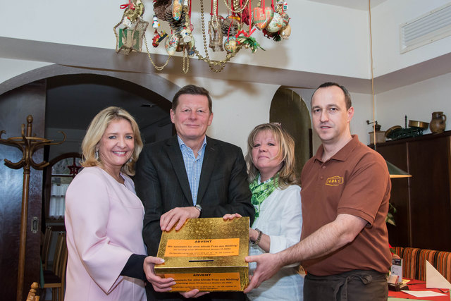 Roswitha Zieger, Martin Czeiner, Jeannie Pettau und Zoltan Juhasz freuen über den gespendeten Betrag. | Foto: Gemeinde