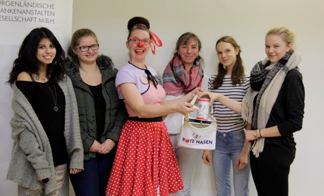 Clown Elvira brachte zur Spendenübergabe im Krankenhaus Oberwart jede Menge gute Laune mit.