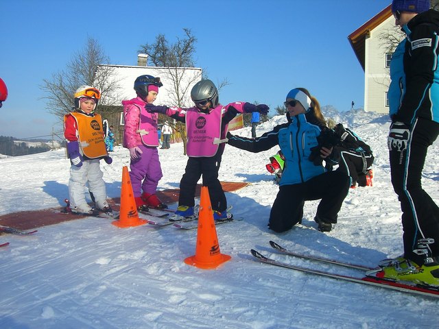 Anfänger werden behutsam und mit viel Spaß auf die Kunst des Skifahrens herangeführt. | Foto: Union Raika Neukirchen/W.