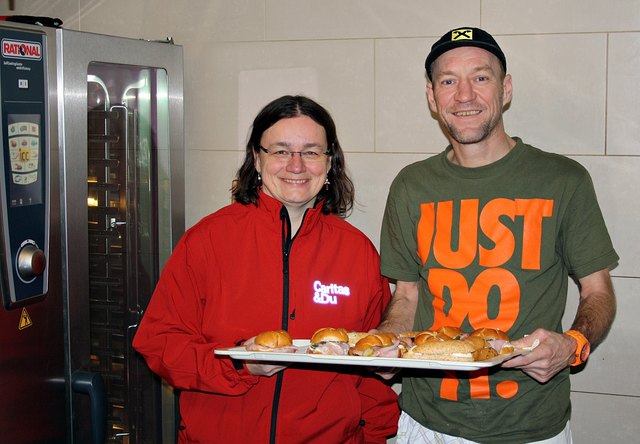 Als gelernter Gastronom ist Patrick O. in der Küche eine willkommene Hilfe. links: Susanne Peter