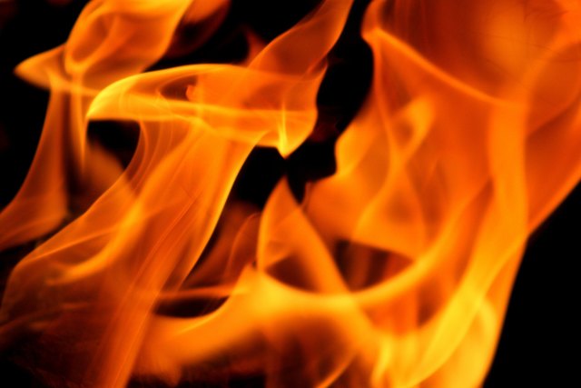 In einem Mehrparteienwohnhaus mit 25 Wohnungen kam es aus bisher unbekannter Ursache zu einem Brand mit starker Rauchentwicklung
