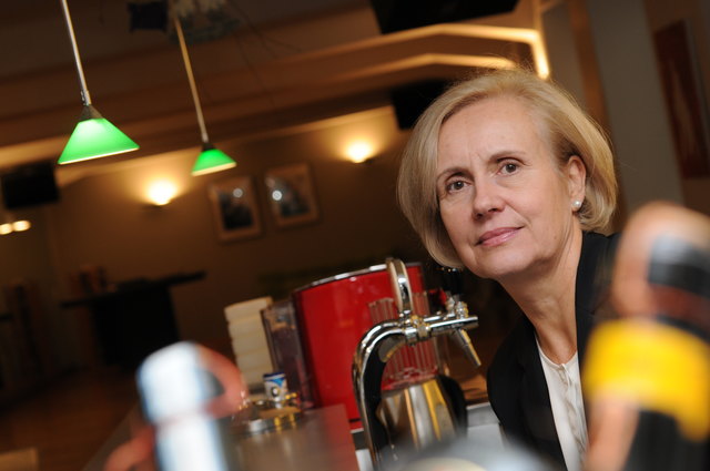 Brigitte Luger ist staatlich diplomierte Tanzmeisterin und Trainerin für "Moderne Umgangsformen".  Der Österreichische Meistertitel in den Standardtänzen zählt zu ihren größten persönlichen Erfolgen.