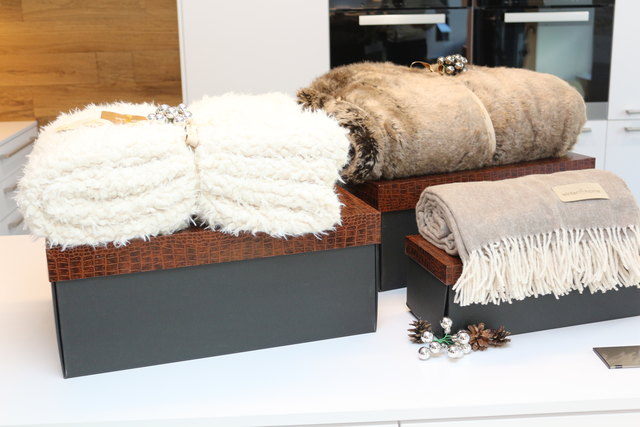 Kuschelige Decken gibt es bei Almhofer ab 60 Euro. | Foto: Hollig