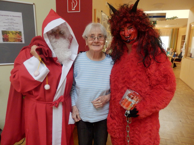 Nikoaus und Krampus besuchten die Senioren im SeneCura Sozialzentrum in Rust | Foto: SeneCura