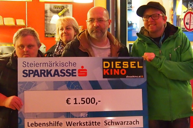 Franz Schafflinger, Gertrude Buchsteiner, Michael Fruhmann und Andreas Schafflinger (v.l.) bei der Spendenübergabe im Dieselkino. | Foto: Lebenshilfe