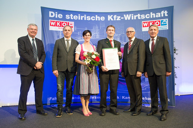 Ehrung: Vertreter der Wirtschaftskammer übergaben Wolfgang Windbacher und Schwester Michaela Doppelhofer die Auszeichnung. | Foto: Foto Fischer