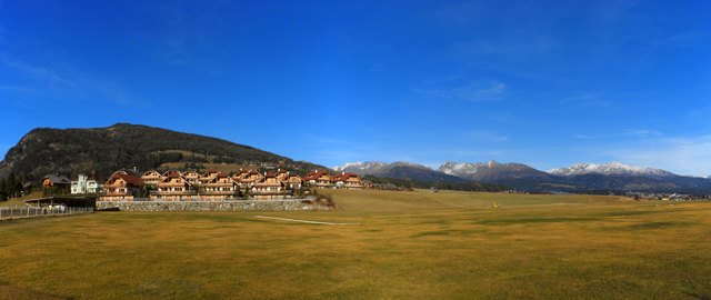 Am Flugfeld in Mauterndorf ist der Ausblick in die Gebirgswelt sehr schön. Vorne die Chalets wie Zuschauer...