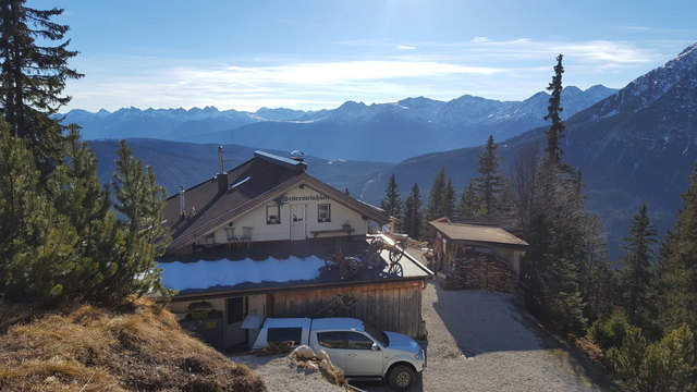 Wettersteinhütte 1.717m mit Blick zu den Stubaier Alpen.