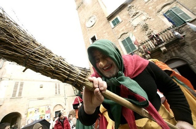 Der Sage nach hat Befana (ital.: Hexe) von den Hirten die Frohe Botschaft gehört. | Foto: louisvillehalloween.com