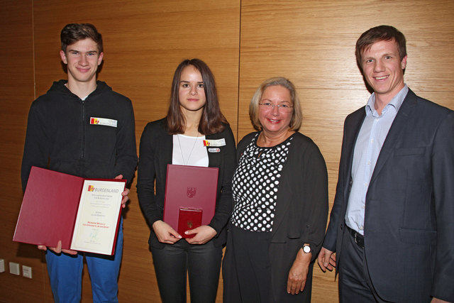 Die Jennersdorfer Judoka Julia Sommer (2. von links) mit Sportunion-Präsidentin Karin Ofner, ihrem Trainer Nino Schachenhofer (rechts) und Schachtalent Julian Benesch (Eisenstadt).