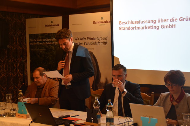 AR-Vorsitzender Helmut Naschberger (stehend) musste eingestehen, dass erst der Kufsteiner Stadtrat der GmbH-Gründung zugestimmt hatte, der Gemeinderat allerdings noch nicht.