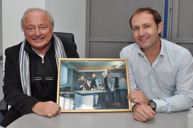 Begehen heuer das 85-Jahr-Jubiläum der Firma Scherbinek: Geschäftsinhaber Anton Scherbinek (l.) mit seinem operativen Geschäftsführer Christian Poschner. Das Bild im Bild zeigt die Unternehmerfamilie.