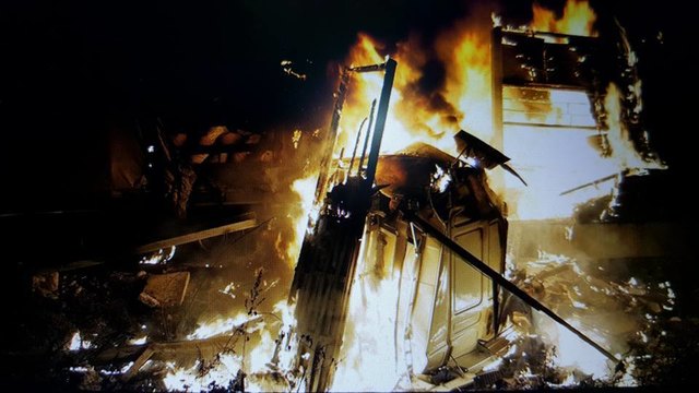 Beim Eintreffen der Einsatzkräte stand der Lkw bereits in Vollbrand. | Foto: Freiwillige Feuerwehr Ansfelden