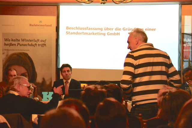 TVB-Aufsichtsräte unter sich: Simon Hermann Huber (li.) bot Peter Mayer (stehend) nach dessen Entgegnung eine "Watsch'n" vor der Tür an.