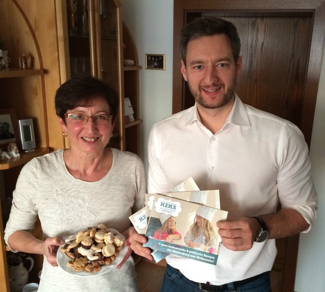Vbgm. Michael Ulrich und seine Mutter Anna Ulrich präsentieren das neue Keksbackbuch.