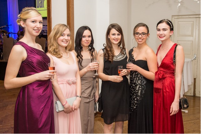 Theresa Ströbitzer, Bernadette Moser, Pauline Sandner, Elisa Holzinger, Marlene Kucher, Magdalena Wurz freuen sich schon auf eine wunderschöne Ballnacht