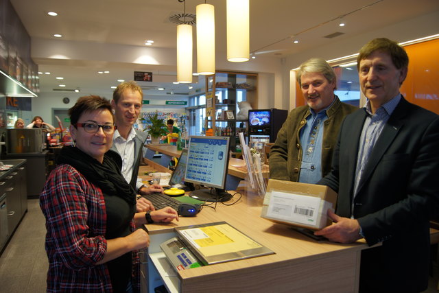 Anita Wohlfahrt und Johannes Angermayr (beide Lagerhaus), Bürgermeister Wilfried Suchy und Hubert Grabmayr (Geschäftsführer Lagerhaus Eferding-Grieskirchen)