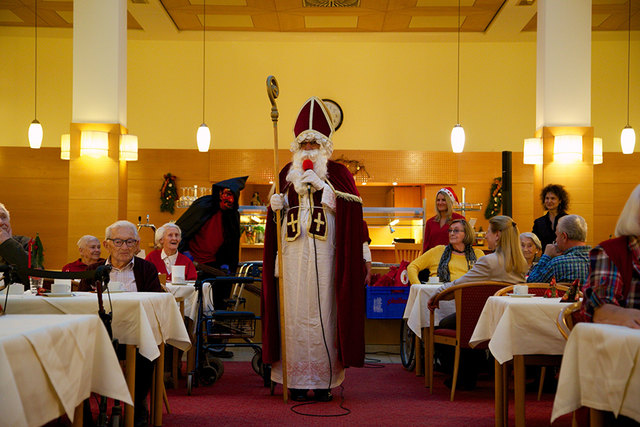 Eine bereits liebgewordene Tradition: der Nikolausbesuch am 6. Dezember in der Senioren Residenz (C)amschl