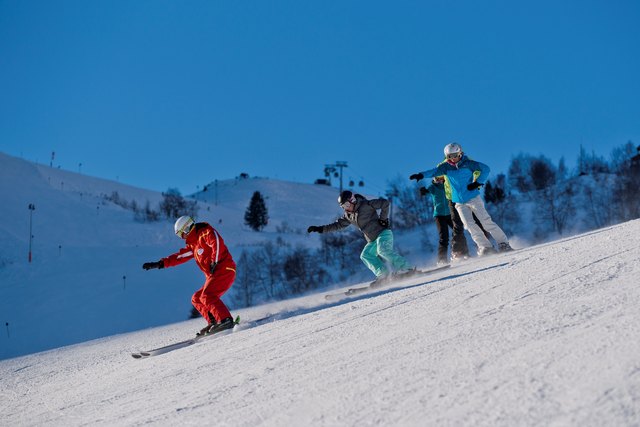 Wiedereinsteiger erlernen und wiederholen in kleinen Gruppen in drei Tagen die grundlegenden Techniken des Skifahrens. | Foto: TVB Paznaun-Ischgl